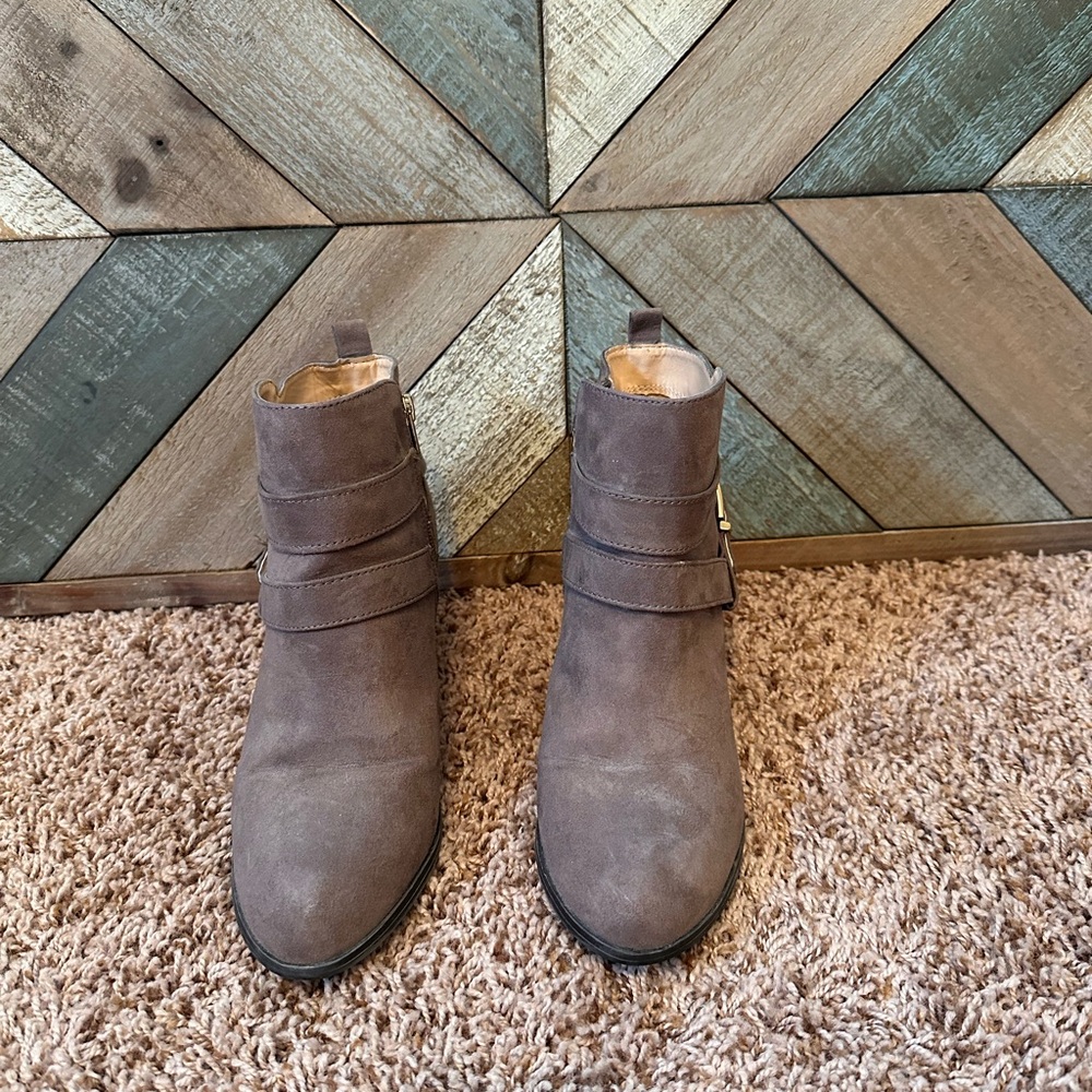 Express ankle boots size 7